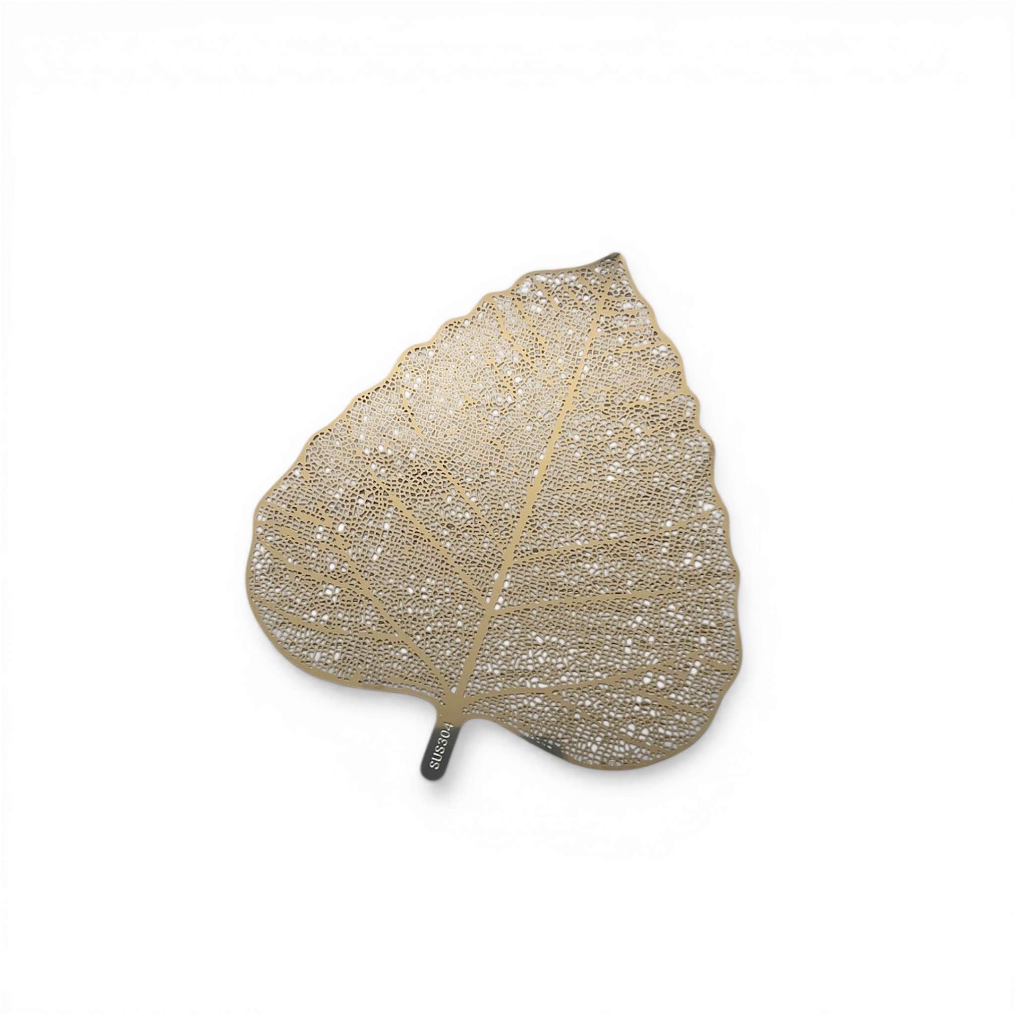 Feuille filtre légère en métal ajouré, accessoire décoratif et pratique pour infusion.