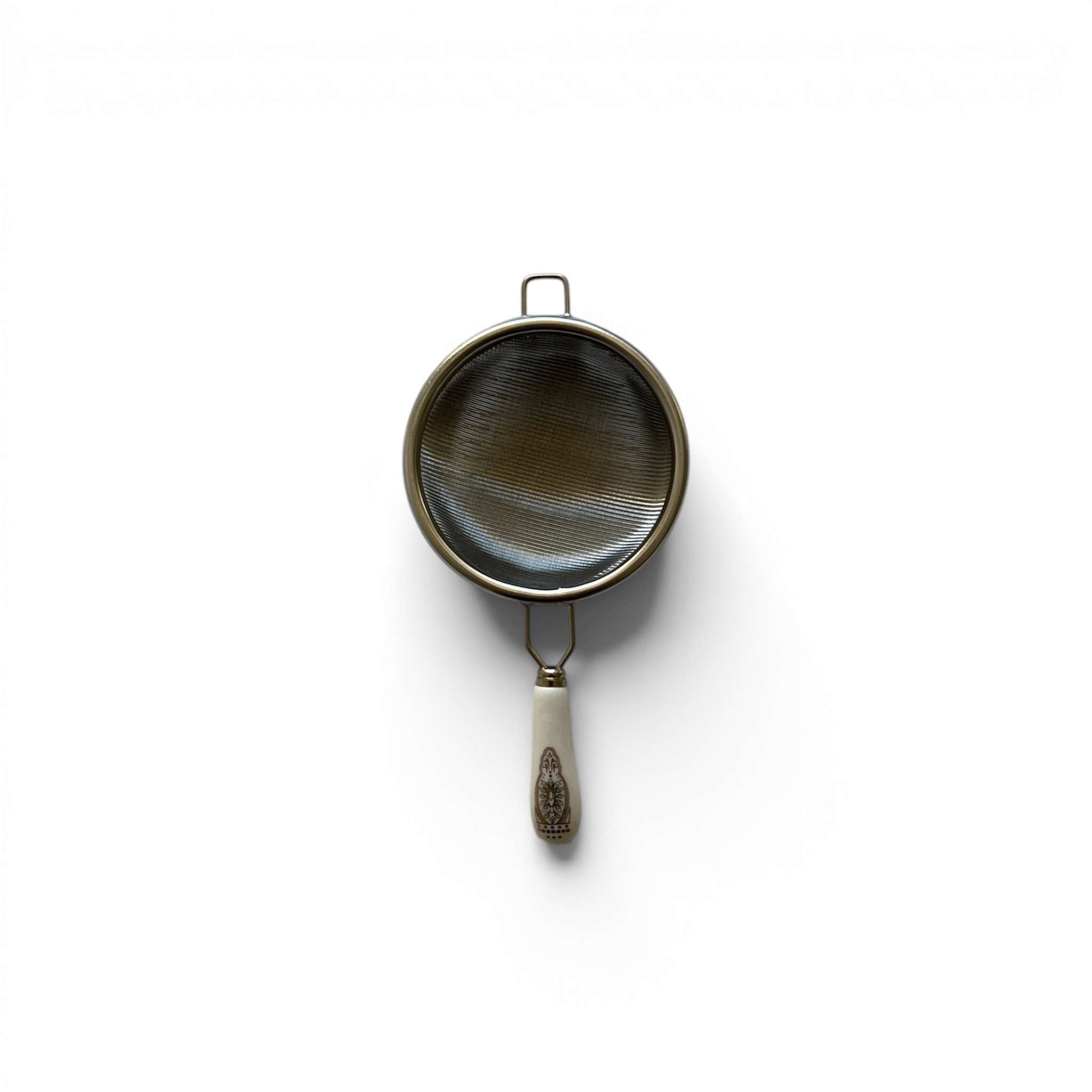 Filtre infusion en maille fine avec manche décoratif, accessoire élégant pour infusion s et tisanes.